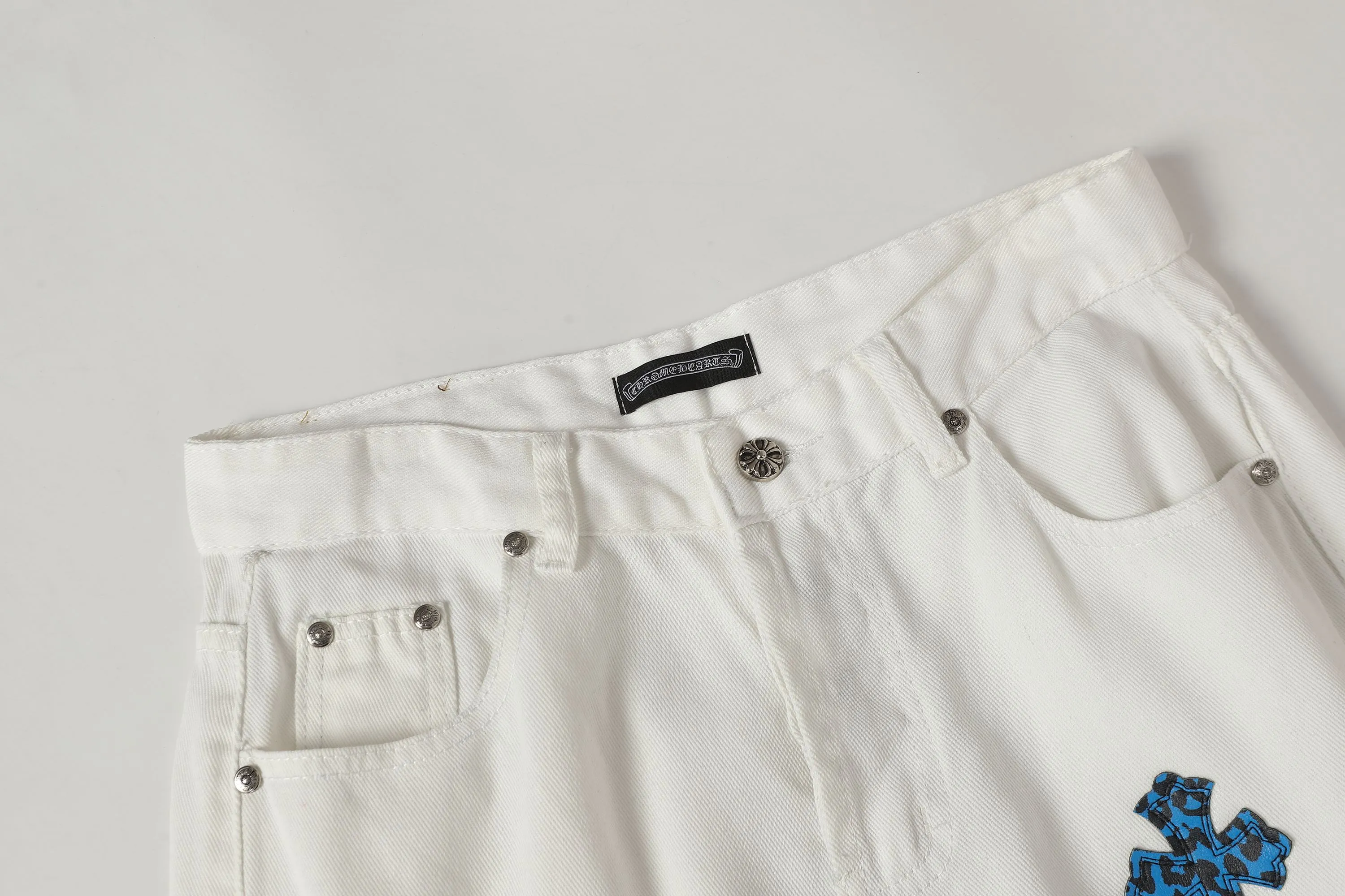P256 Actual photo [High quality] Code: LH811 Color: Picture color Size: S to XXXL - Chrome Hearts/Chrome Hearts Classic white cow series colored leather cross washed color cloth unisex denim trousers - Vibe style straight stacked god-level version - Carbon fine bias denim color cloth - Old vintage complete set of hardware - Chrome Hearts white cow series The high version uses high-ounce custom fabrics, enzyme washing and soft color fixation It is soft and thick to wear. The details are all made by hand-polished craftsmanship. All-over jacquard fabrics. Unique design style. Multiple processes to create a full retro feel. Niche unique non-colliding shirts. Customized distressed spray-painted buttons. Craftsmanship in every detail. Size Pants length Waist Hips Unit cm S 98 68 100 M 99 72 104 L 100 76 108 XL 101 80 112 XXL 102 84 116 XXL 103 88 120